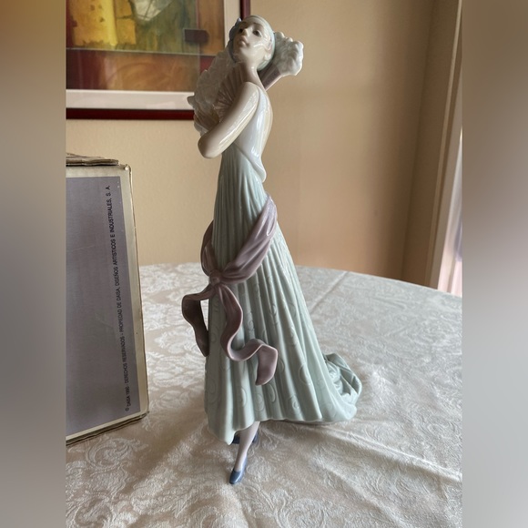 RETIRED 1998 ‘TEMIS LLADRO’ PORCELAIN FIGURINE- Item# 01006283 - Picture 2 of 14